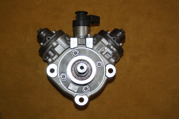 057130755AL VAG 4.0 TDI Nagynyoms Szivatty 057130755AK