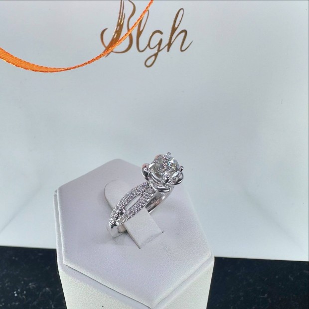 0.76ct gymnt 18K fehr arany gyr