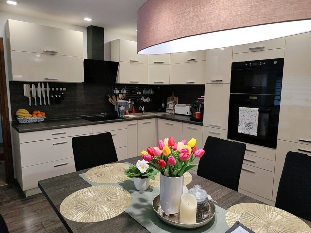 0 Ft villanysz�mla, szald�s napelem, 130 m2-es csal�di h�z Borb�ny�n