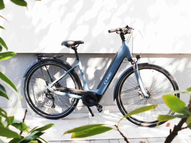 0km Cube 28" női trekking ebike kerékpár Bosch e-bike elektromos