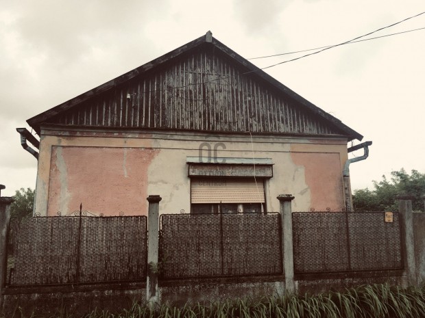 100 n�gyzetm�teres fel�j�tand� csal�di h�z Biharkeresztesen