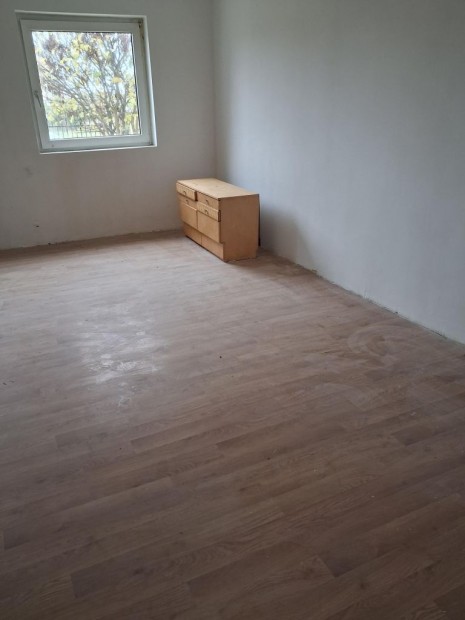 100 nm-es h�z elad� G�rdony