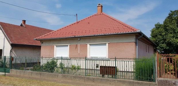 100nm csal�di h�z hatalmas telekkel tulajdonost�l elad� Dabason, Gy�n