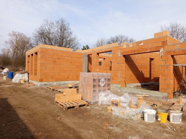 101 nm-es h�z elad� Ny�regyh�za