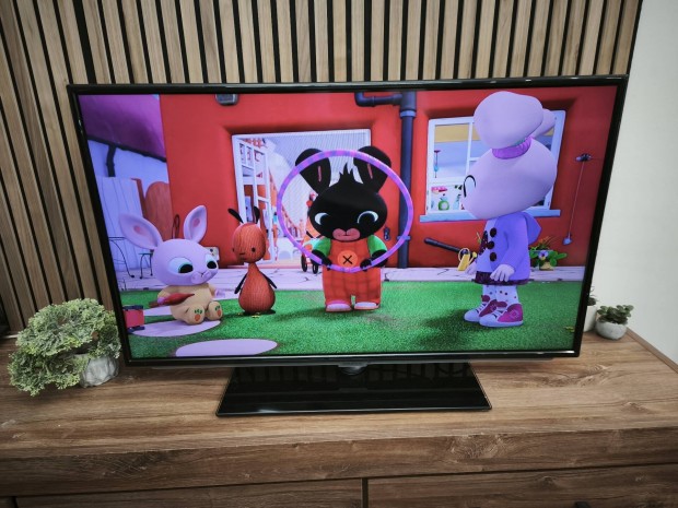 102CM LED TV. Full HD. Mindig TV. Grundig