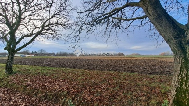 1040 nm-es telek elad� K�mes