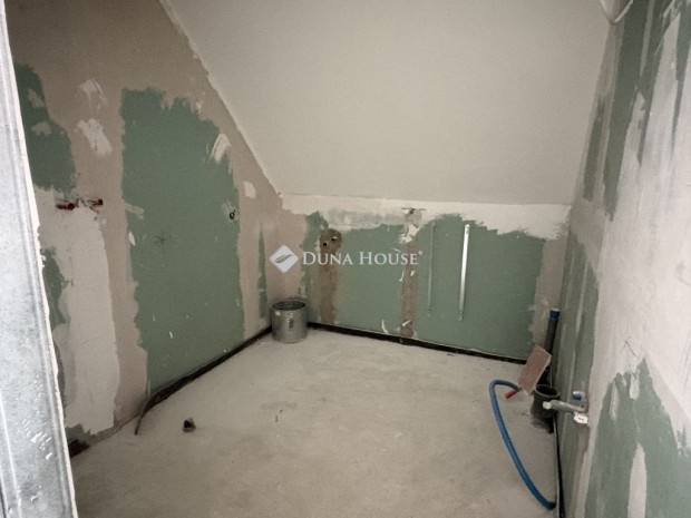 104 nm-es h�z elad� Gy�ngy�s