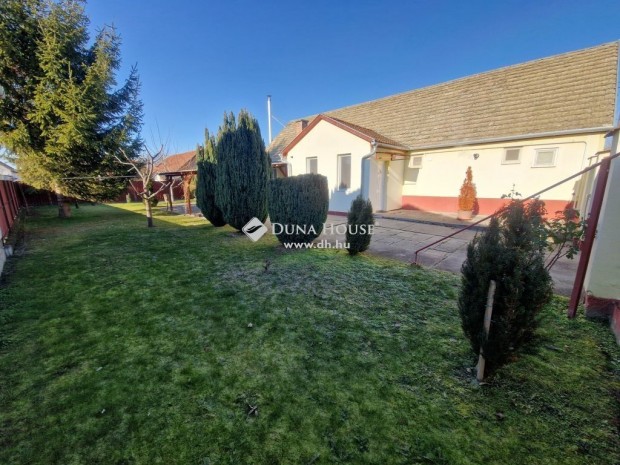 104 nm-es h�z elad� Kalocsa