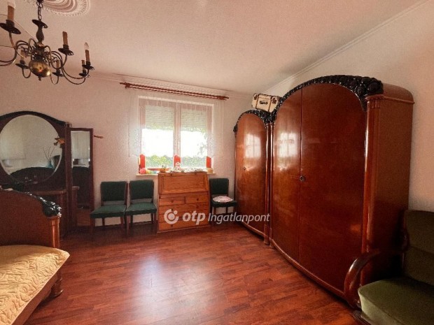 104 nm-es h�z elad� Tiszaeszl�r