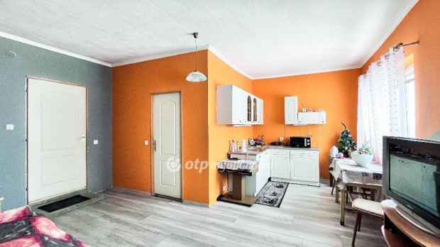 105 nm-es h�z elad� T�ny�