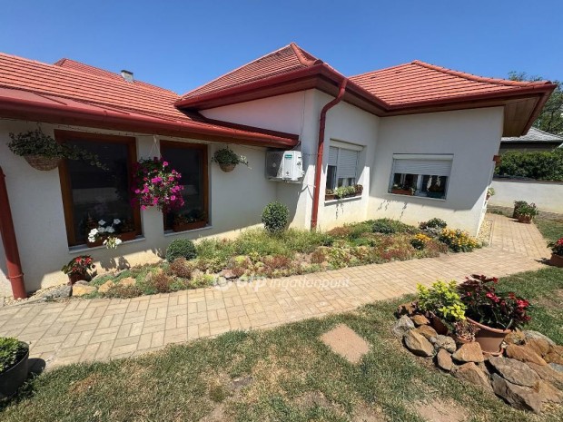 107 nm-es h�z elad� Tiszaf�red