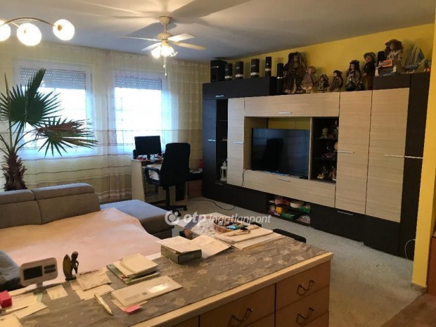 108 nm-es h�z elad� Szeksz�rd