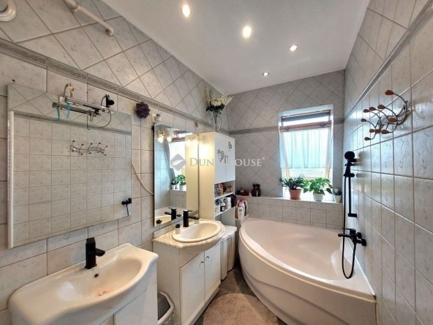 108m2, 4 szob�s, 5. emelet