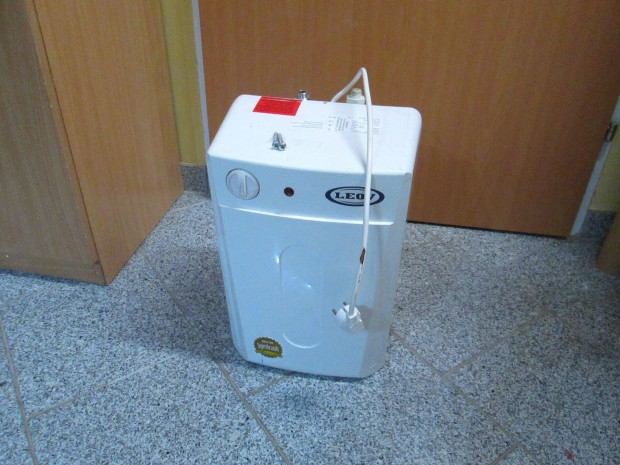 10 literes alsó elhelyezésű villanybojler, 1,5 kW nyomás alá helyezhet