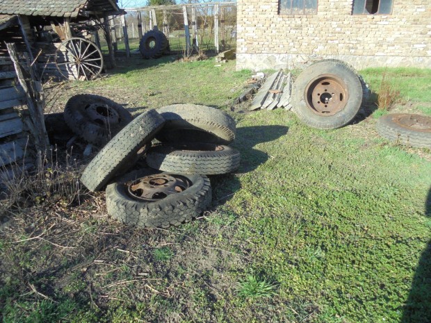 10db Rossz �llapot� p�tkocsi felni gumival ingyen vihet�