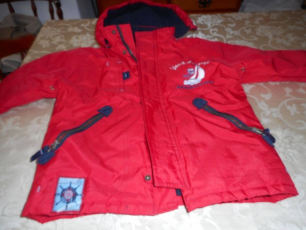 110-es piros vízlepergetős fiú téli kabát