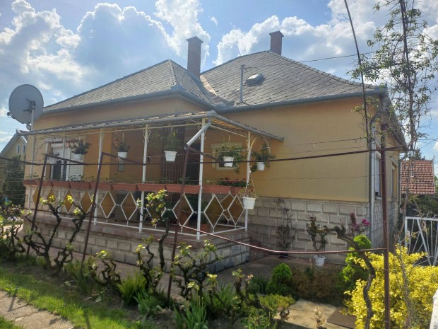 110 m2-es családi ház Doboz központi részén, csendes utcában