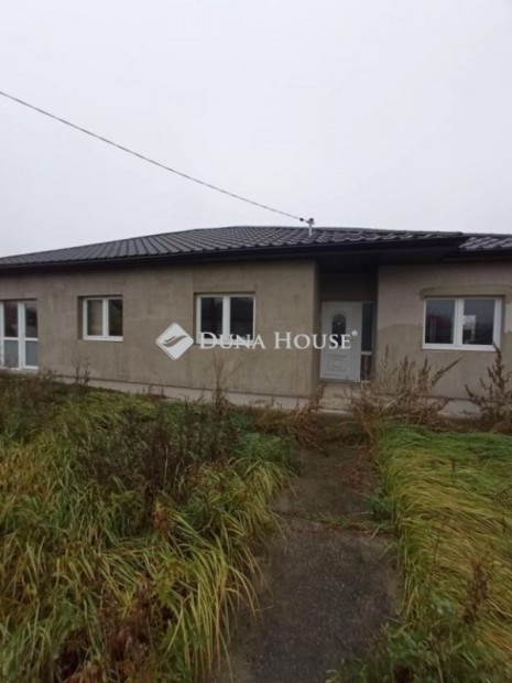 110 nm-es h�z elad� Dombr�d