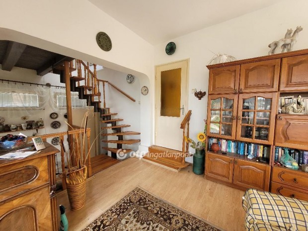 110 nm-es h�z elad� Taksony