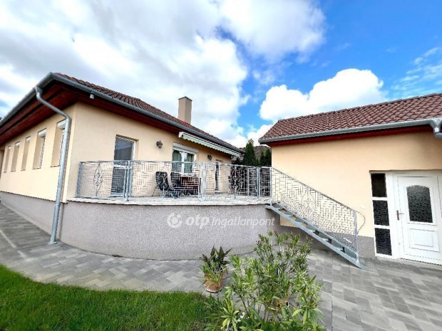 111 nm-es h�z elad� Ravazd