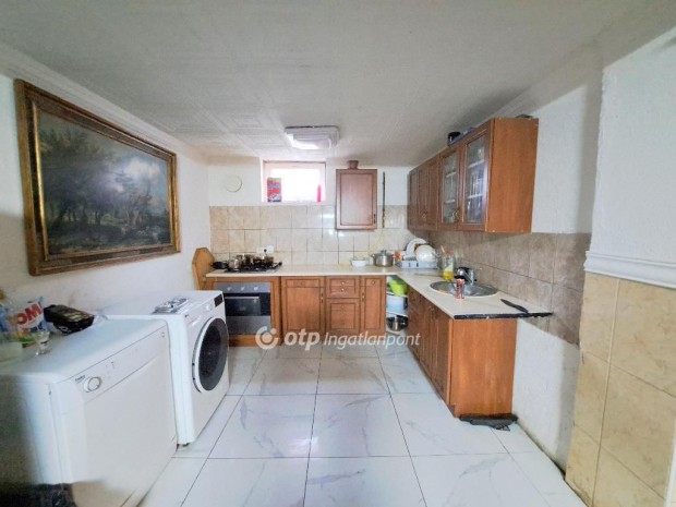 111 nm-es h�z elad� Szolnok