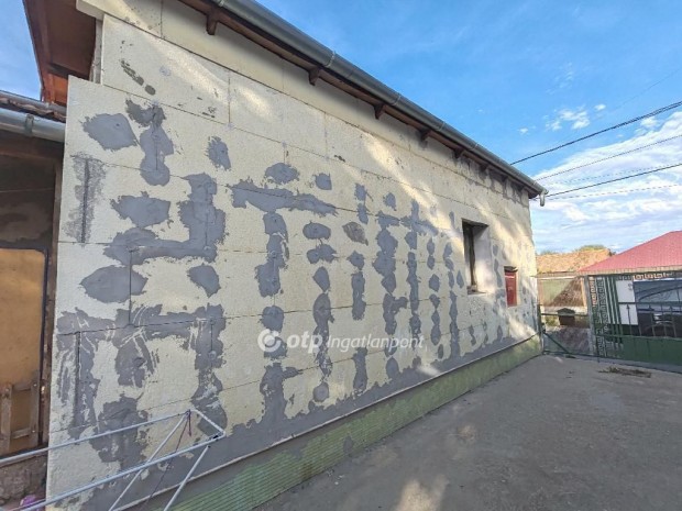 111 nm-es h�z elad� Szolnok