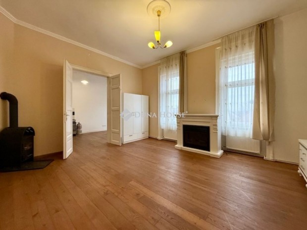 112 nm-es lak�s elad� P�pa