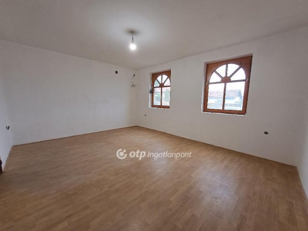 113 nm-es h�z elad� Kis�jsz�ll�s