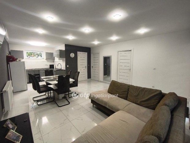 113 nm-es h�z elad� Pusztaszabolcs