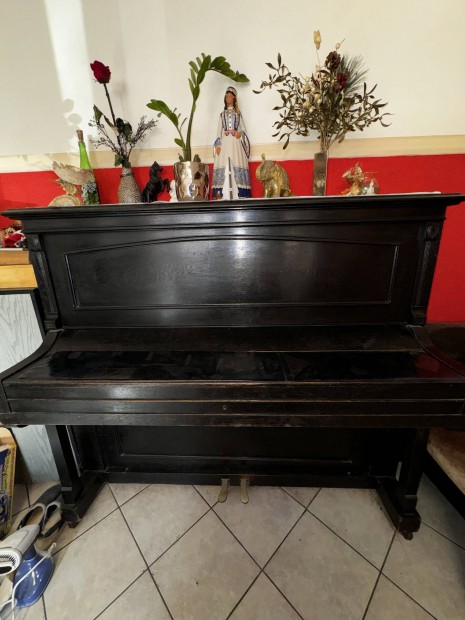 114 ves antik pianino elado