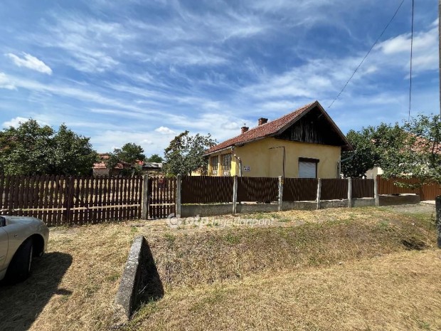 115 nm-es h�z elad� Kom�di