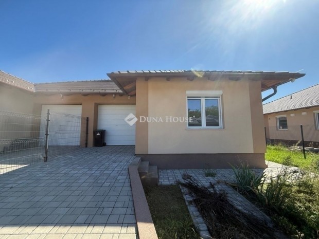 118 nm-es h�z elad� Nagytarcsa