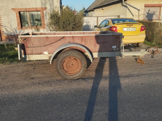 1200 Kg �sszt�meg� ut�nfut� elad�