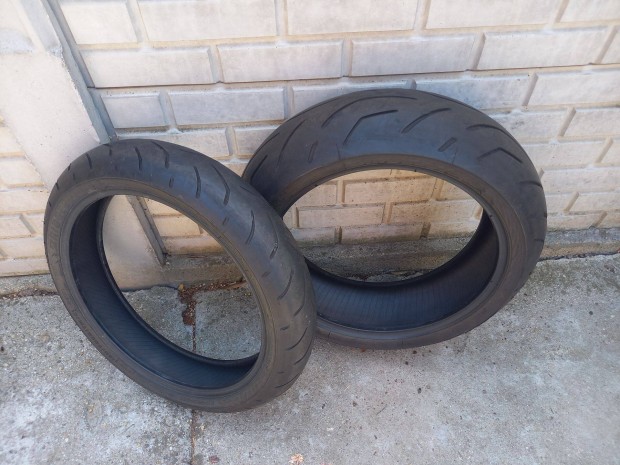 120/70/17 és 190/50/17 motorgumi garnitúra (Bridgestone)