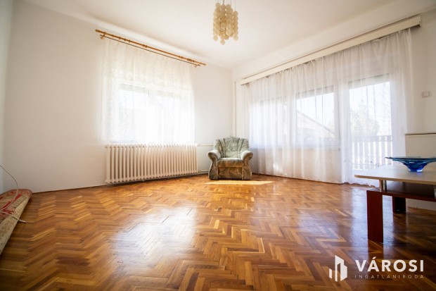 120 m t�gla h�z �j tet�vel �s sz�p udvarral