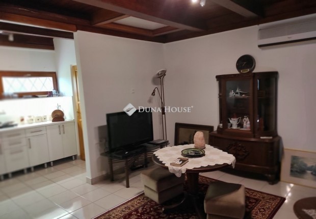 120 nm-es h�z elad� Lovasber�ny