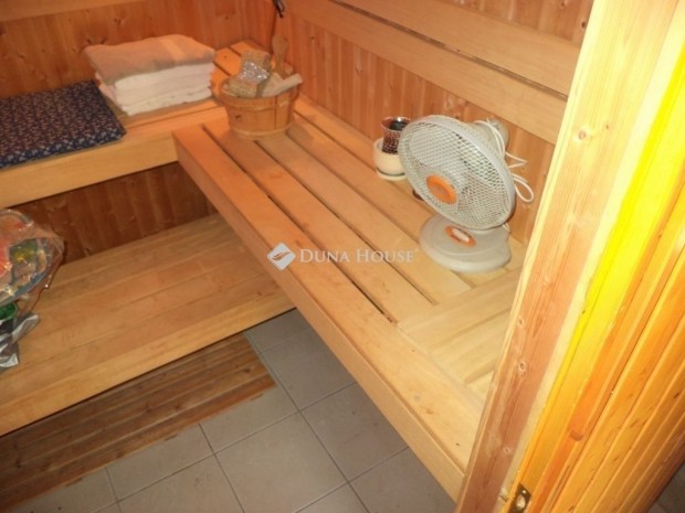 120 nm-es h�z elad� Lovasber�ny