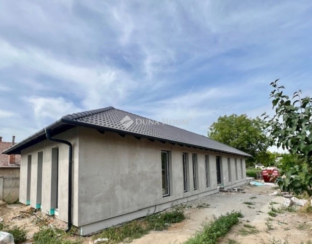 123 nm-es h�z elad� Pilis