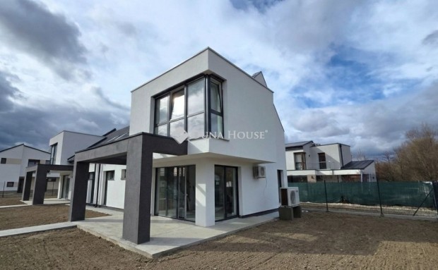 124 nm-es h�z elad� Di�sd