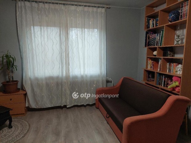 125 nm-es h�z elad� Bakonyszentl�szl�