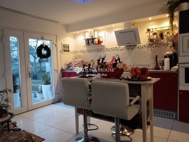 126 nm-es h�z elad� Esztergom