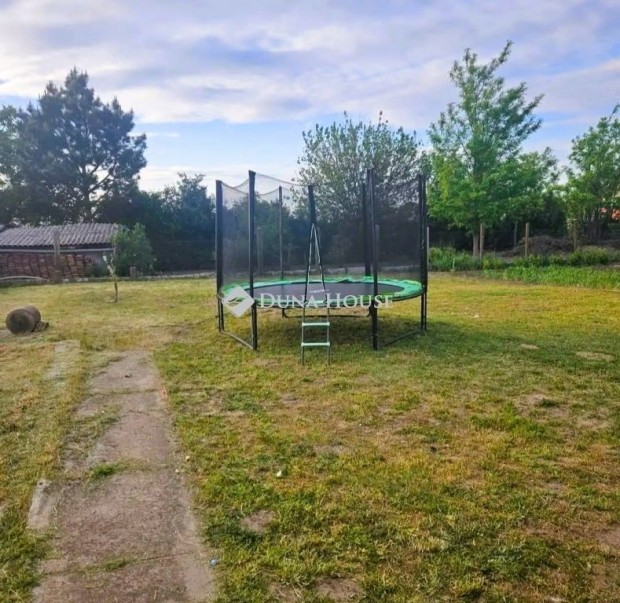 126 nm-es h�z elad� Farmos