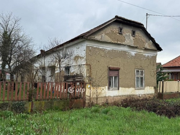 126 nm-es h�z elad� Kunmadaras