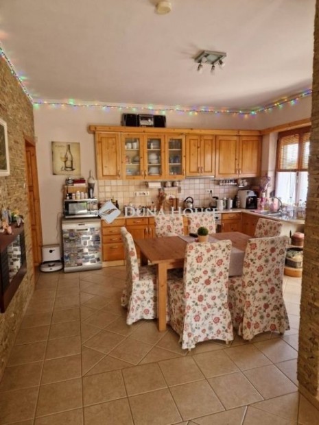 127 nm-es h�z elad� Berhida