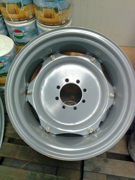 12x24-es �j MTZ felni 360/70R24 gumihoz