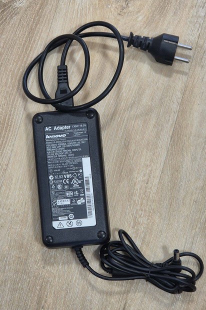 130 W Lenovo laptop t�lt�