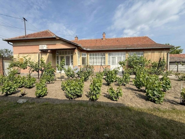 132 nm-es h�z elad� Tiszaalp�r