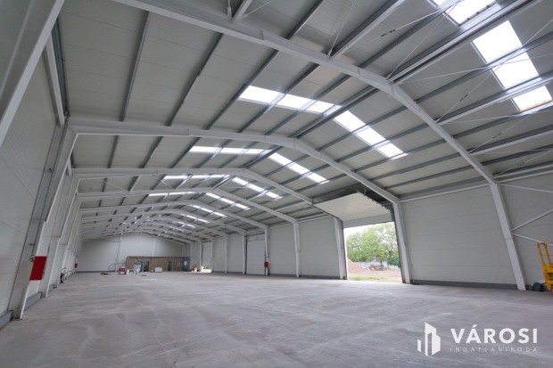 1350 m2-es csarnok kiad�