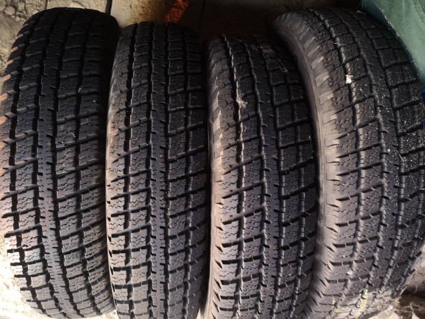 135/80 R12 t�li gumi 
