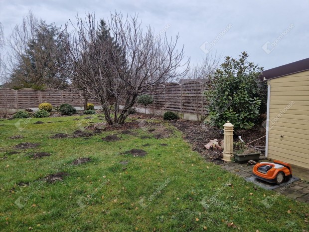 135 nm-es h�z elad� Mosonmagyar�v�r